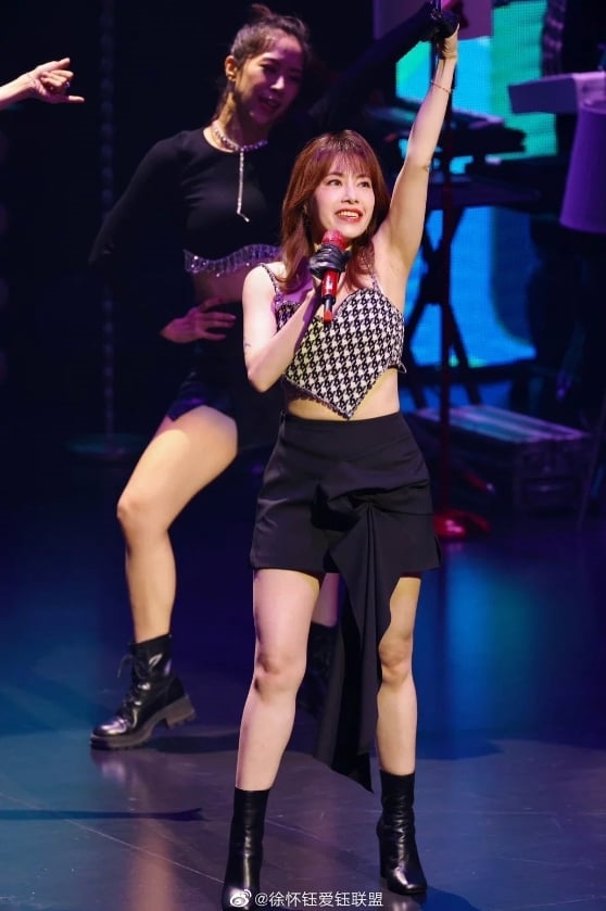 徐懷鈺太扯了！「愛心布」遮春光誠意滿出來　45歲辣爆開唱震撼全場