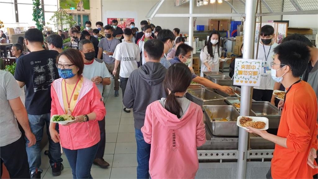 台中竟然有70元自助餐吃到飽 主菜+配菜8樣!用餐時間排長龍