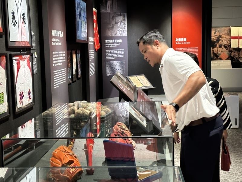 快新聞／「300轟」球星林智勝提供族名球衣　盼：未來更多球衣在史前館展出