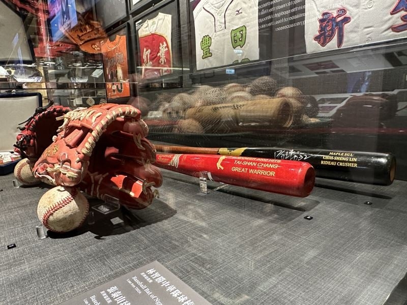 快新聞／「300轟」球星林智勝提供族名球衣　盼：未來更多球衣在史前館展出