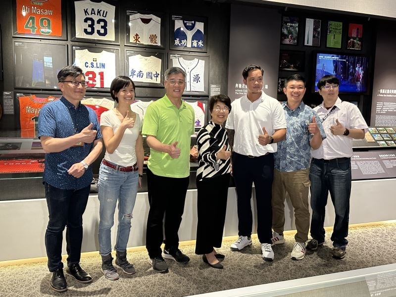 快新聞／「300轟」球星林智勝提供族名球衣　盼：未來更多球衣在史前館展出