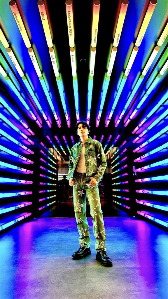 蕭敬騰「痛甩抿唇」魅惑眼神電擊粉！「魔性遮嘴」偷P圖網傻：以為吸奶嘴