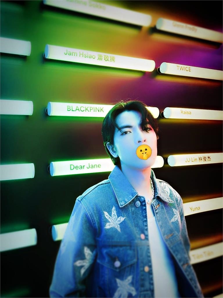 蕭敬騰「痛甩抿唇」魅惑眼神電擊粉！「魔性遮嘴」偷P圖網傻：以為吸奶嘴