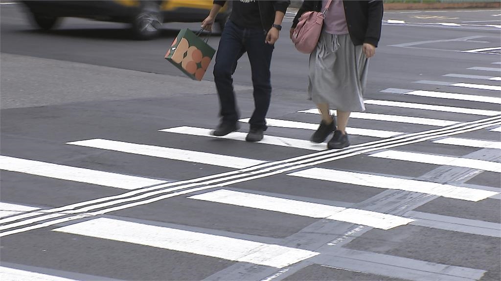 斑馬線不再「非黑即白」! 「彩色標記行穿線」提醒減速