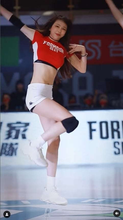 梓梓激短白褲辣跳最狂應援舞！化身「人體電風扇」網看呆：跪著看完