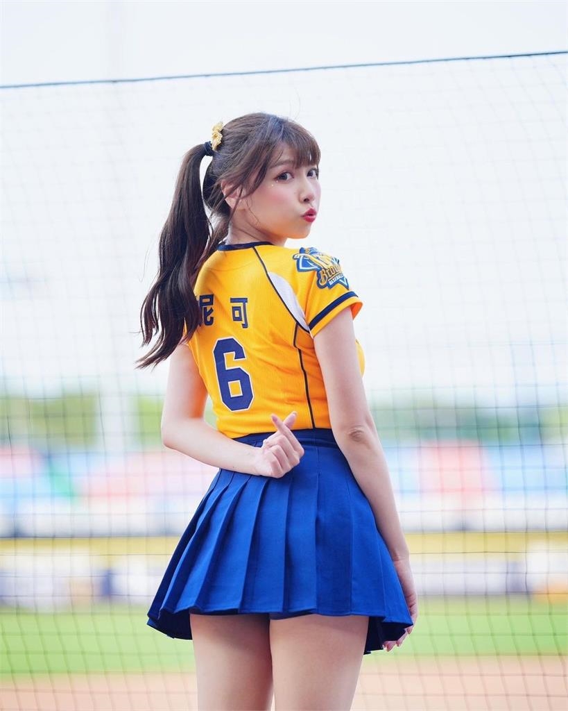 啦啦隊女神突告白「第1次獻給...」　裙下邪惡視角曝光網喊：每場都要去