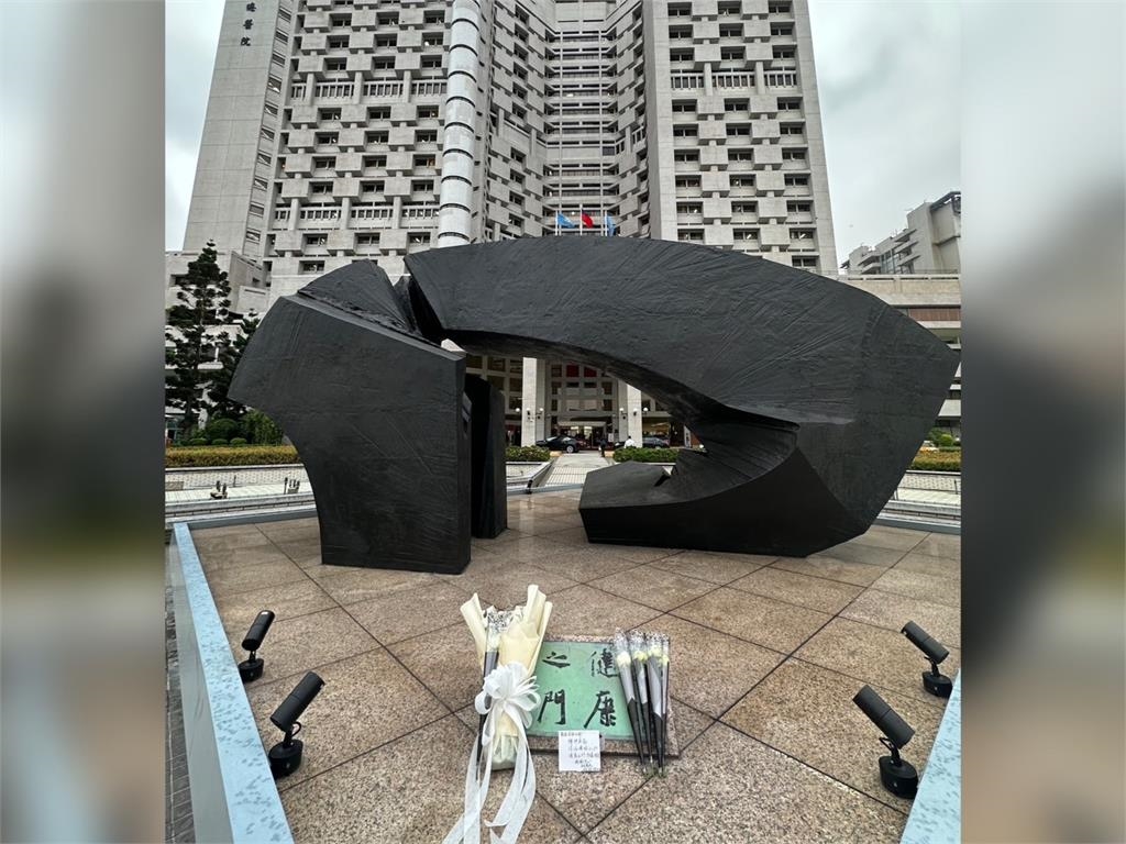 快新聞／朱銘鉅作「健康之門」聳立34年　榮總獻花悼念：大師殞落、精神不墜