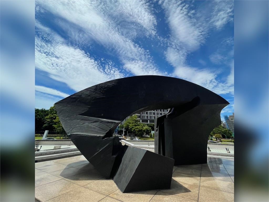 快新聞／朱銘鉅作「健康之門」聳立34年　榮總獻花悼念：大師殞落、精神不墜