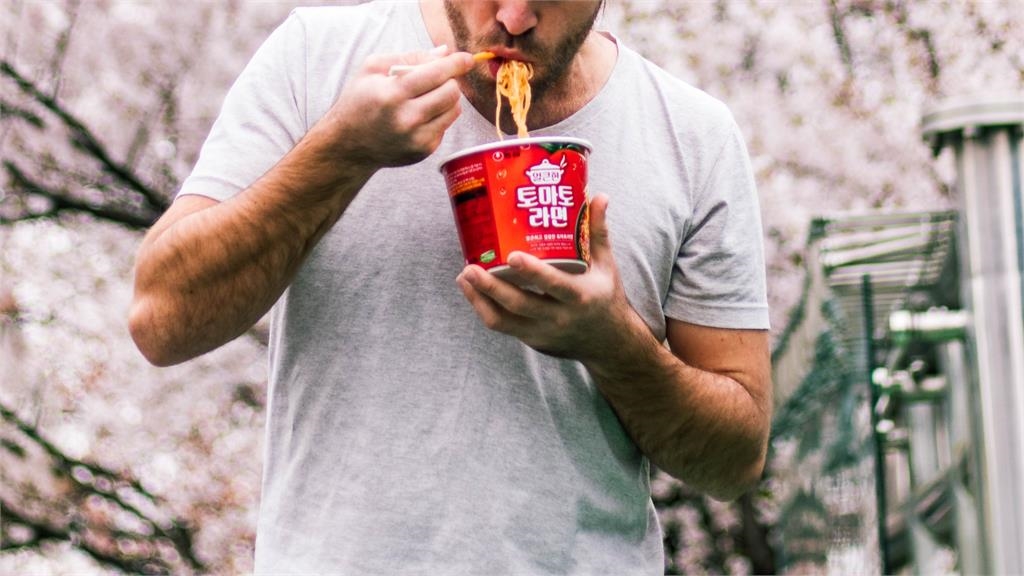 只會沖泡麵…料理新手怎煮最省錢?內行狂推「2大妙招」:省時省力