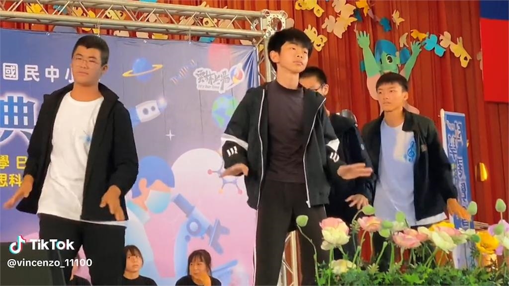 眼神已死！國中厭世男團跳舞　「愛睏臉+自在扭動」搞笑對比百萬網朝聖