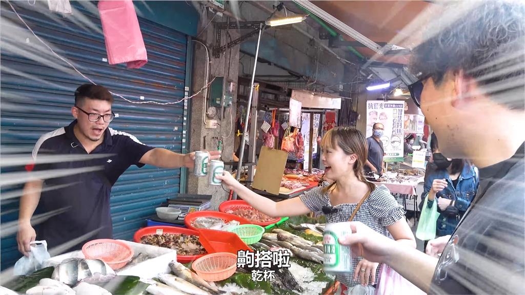 櫻花妹用台語打招呼!竟2度被攤販送台啤款待 驚嘆:日本沒有的人情味