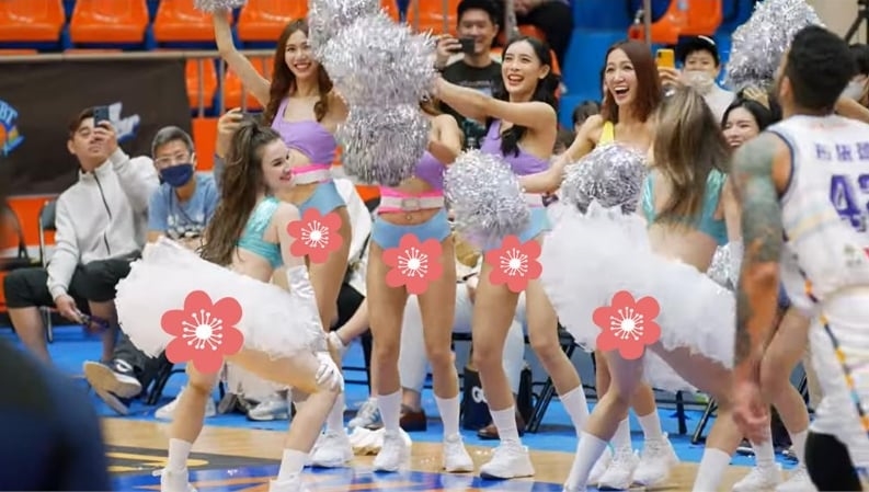 啦啦隊一字馬遇「怪風狂刮」直逼危險區！激短裙「整件掀起」走光片網瘋看