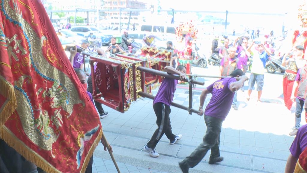 解封後首次！金門迎城隍大會師　坐神界「DISCO輦轎」送佛帖