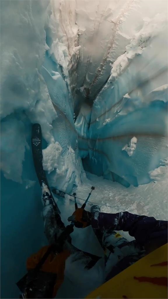 驚險瞬間！法男墜「深不見底冰縫」困20分鐘　友人崩喊：最漫長的時刻