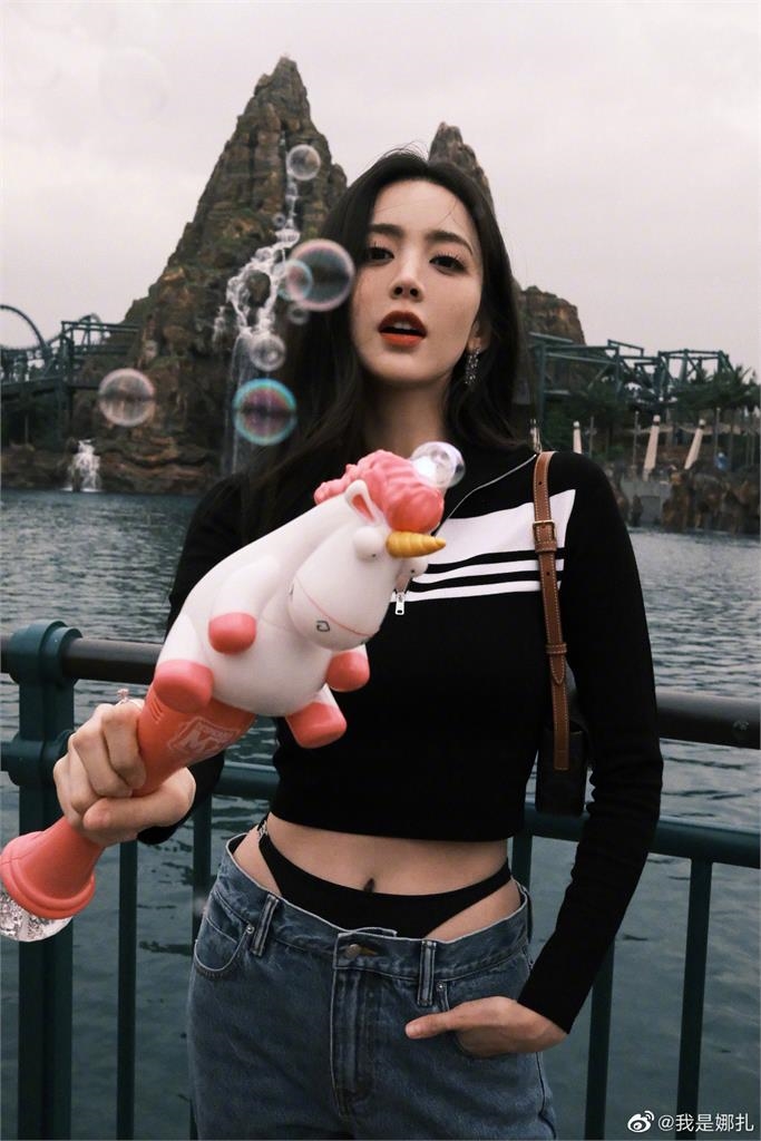 新疆女神「小褲褲外露」辣吸路人眼光!挨轟低俗她「1句話」霸氣反擊