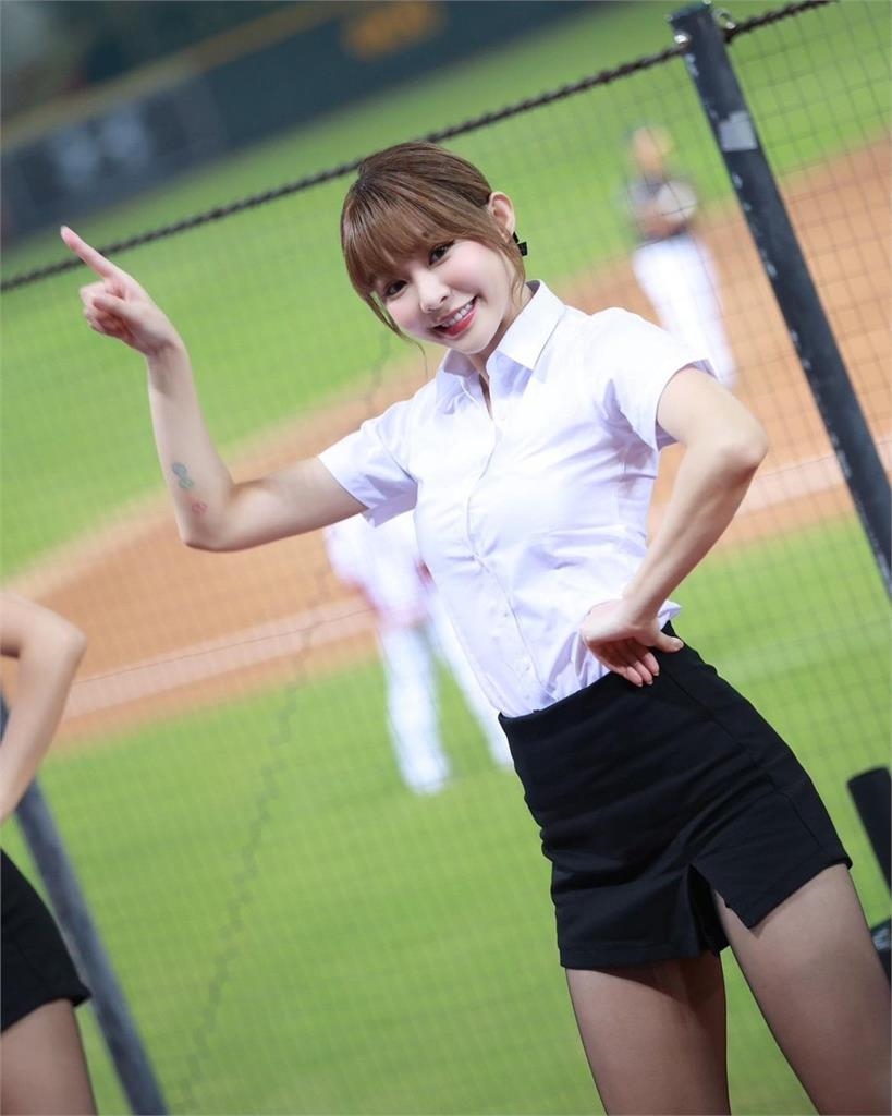 多圖／陳怡叡「純欲OL裝」送勞工福利！極致黑絲香翻萬網：心曠神怡