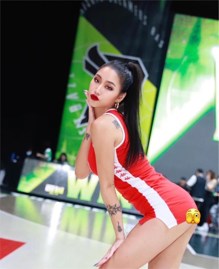 啦啦隊女神「紅唇Look」太電人！隊服「這樣穿」下身失蹤網暴動