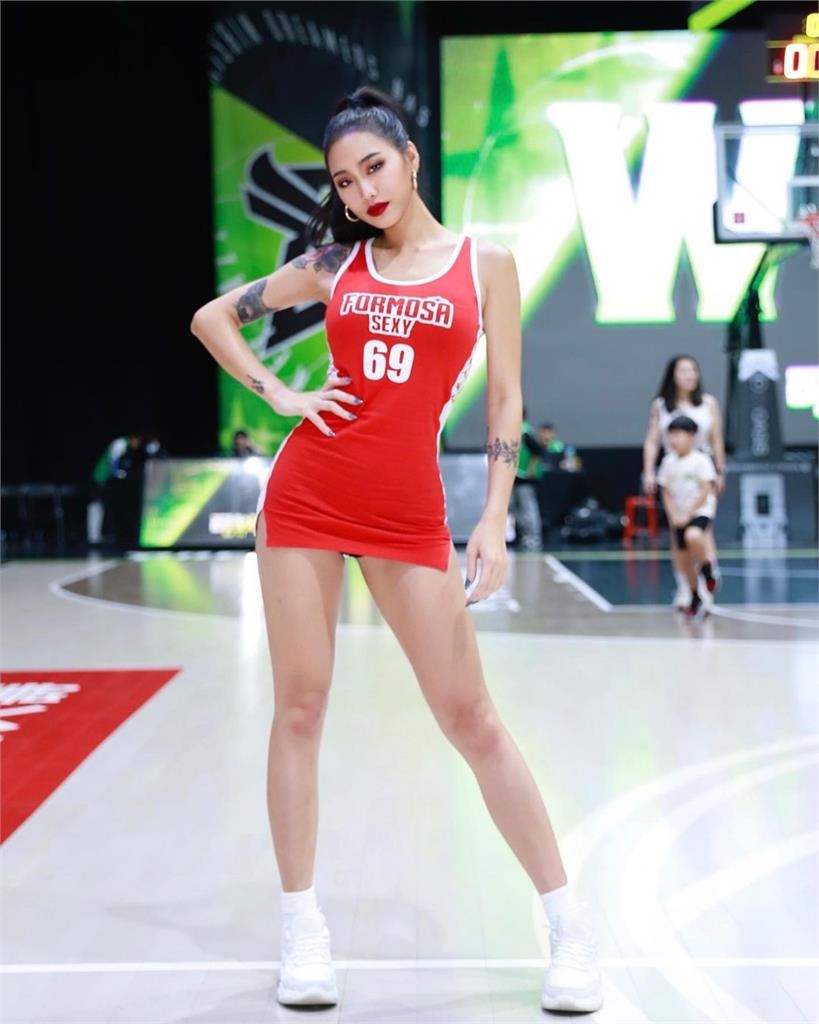 啦啦隊女神「紅唇Look」太電人！隊服「這樣穿」下身失蹤網暴動