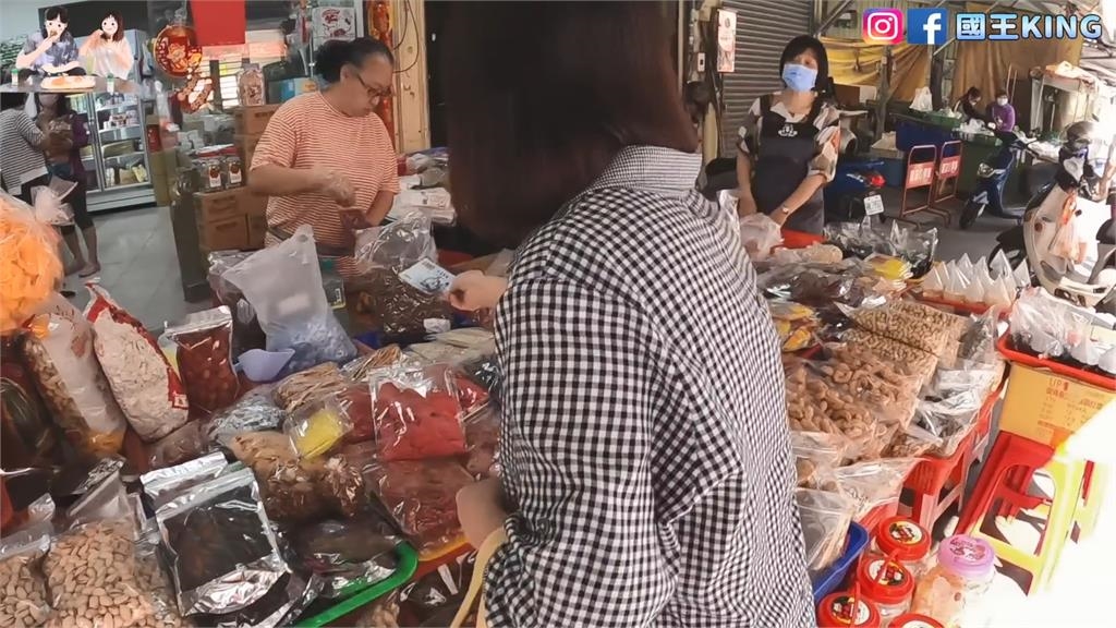 媽媽逛菜市場看上便宜鞋子遭兒勸　下秒他霸氣喊「買貴的」獲網讚