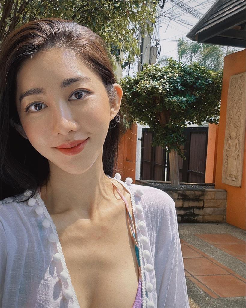 安迪愛女放送清涼照！遊泰國曬「熱帶風比基尼」跟王晴比美
