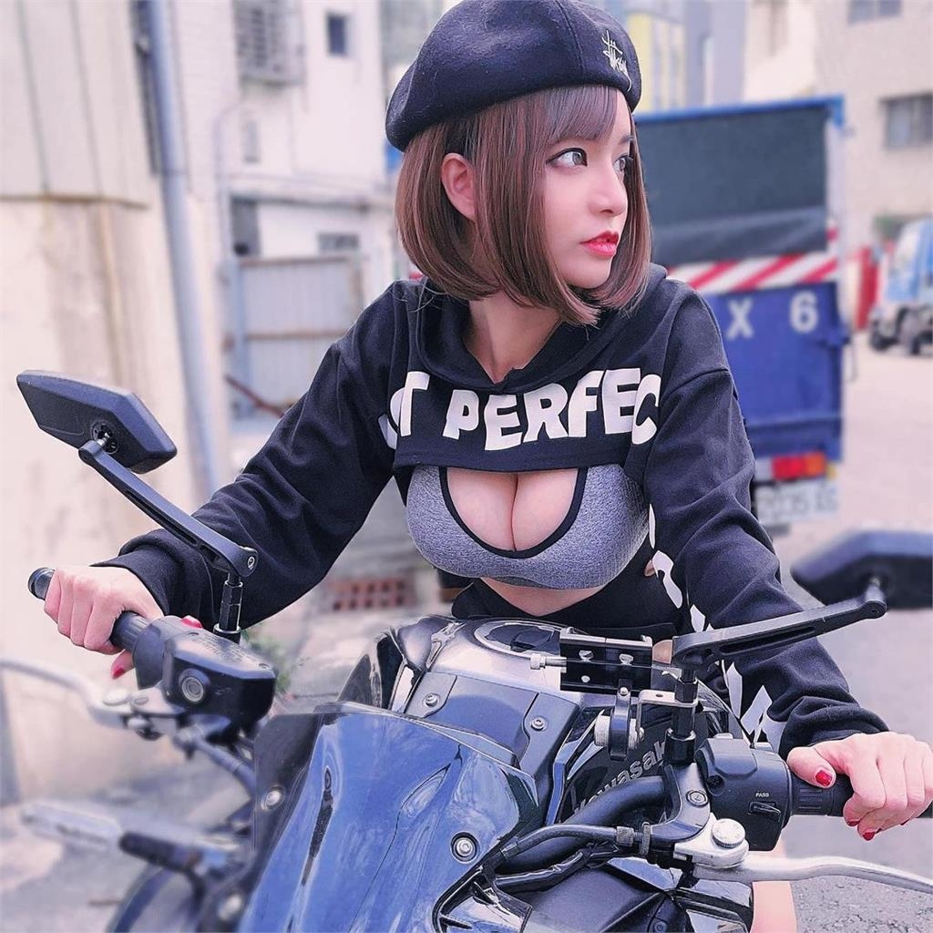 郭鬼鬼「泳池脫了」曬邪惡曲線!絕挺姿勢曝光喊6字讓網全朝聖