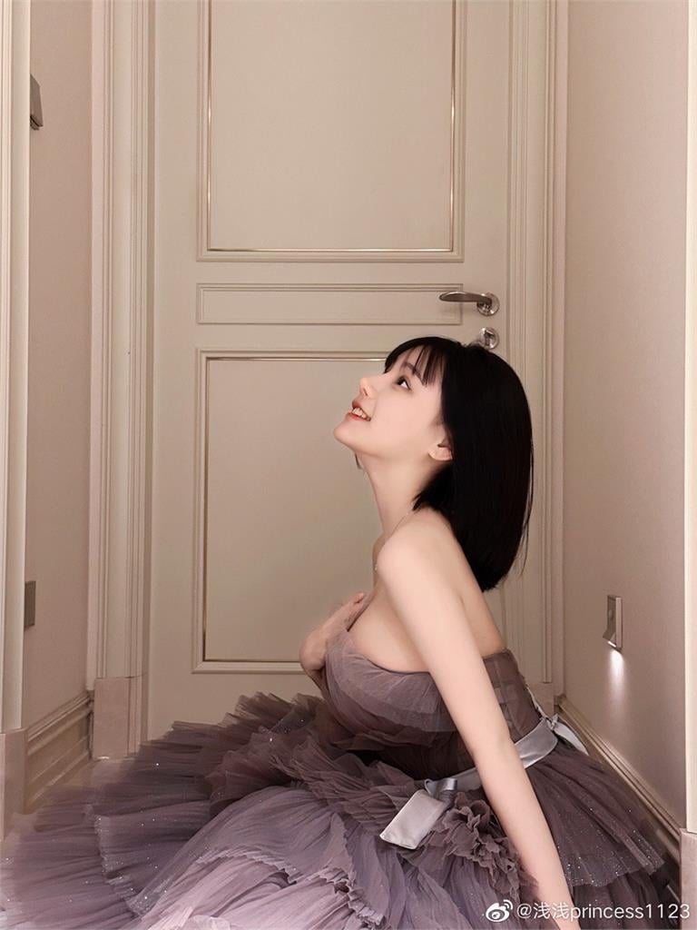 短髮妹拖行李箱「緊身白T」炸真實身材!網暴動求正面本尊被神出