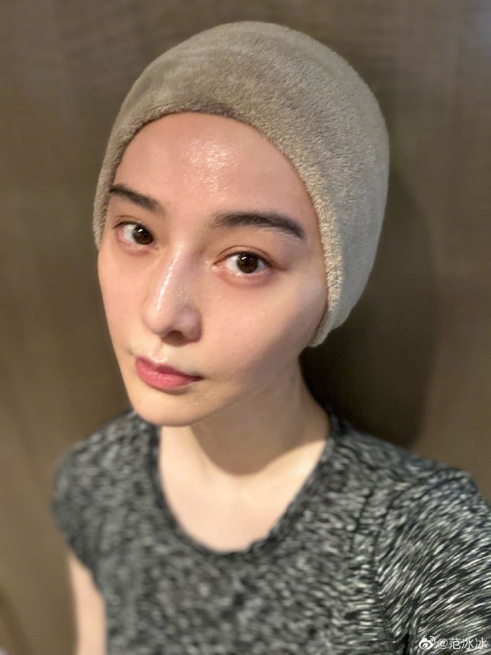 范冰冰素顏邋遢餵貓!「白到反光」神級狀態千萬人看傻:畫面太美了