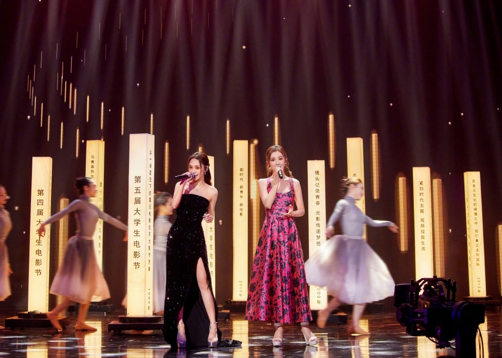 Twins夢幻合體獻唱〈下一站天后〉！絕美凍齡「真面目」網驚：靚到暈