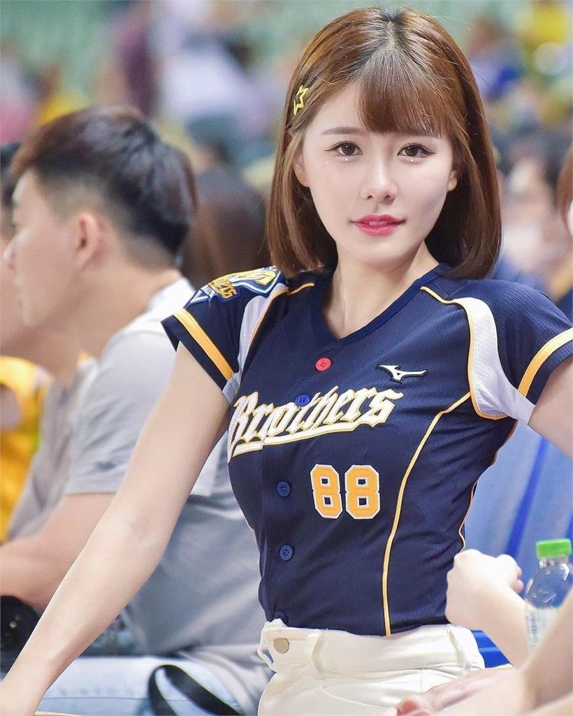 啦啦隊女神親揭「露肩開高衩」造型！下身暗影大曝光讓網全喊：超性感