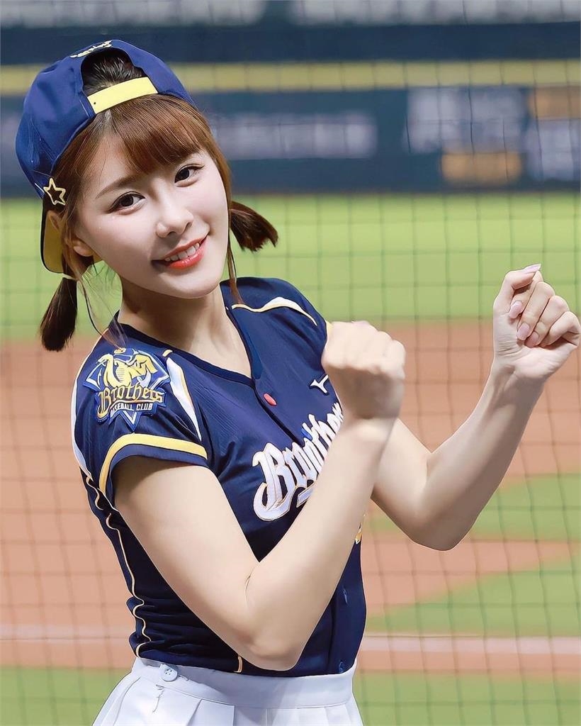 啦啦隊女神親揭「露肩開高衩」造型！下身暗影大曝光讓網全喊：超性感