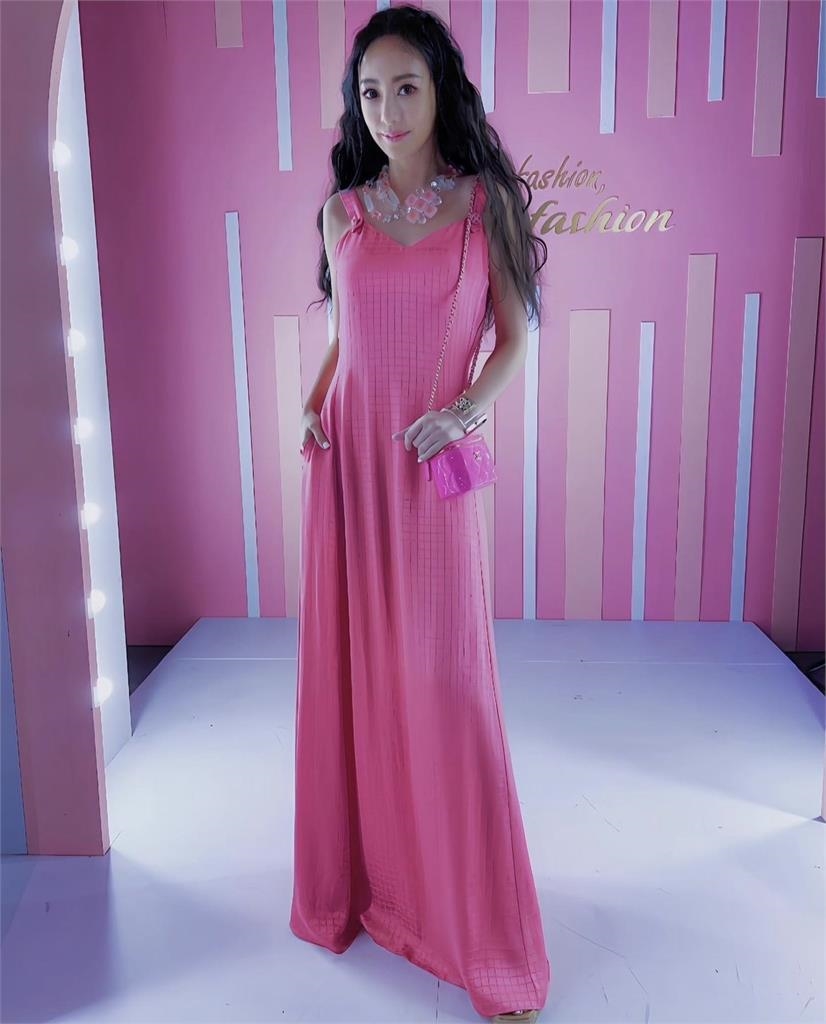 這次不是包！王思佳「撞衫關穎」揹粉色香奈兒首露面！網一對比嚇壞：借的？