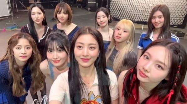 周子瑜「大波浪」髮型掀兩極評論!露香肩蠻腰站上舞台破除老氣說