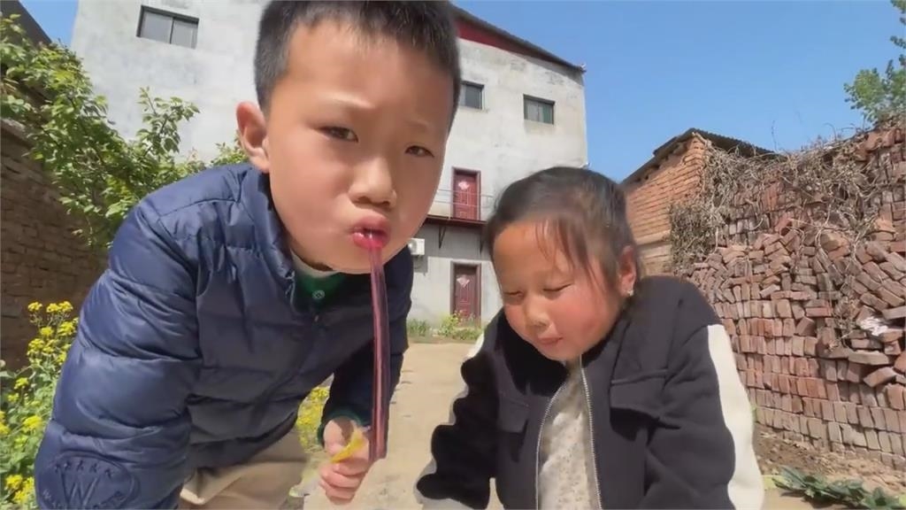 捨不得吞下！中國童嚐鮮台灣零食　「叼果凍條亂甩」她笑：好像殭屍