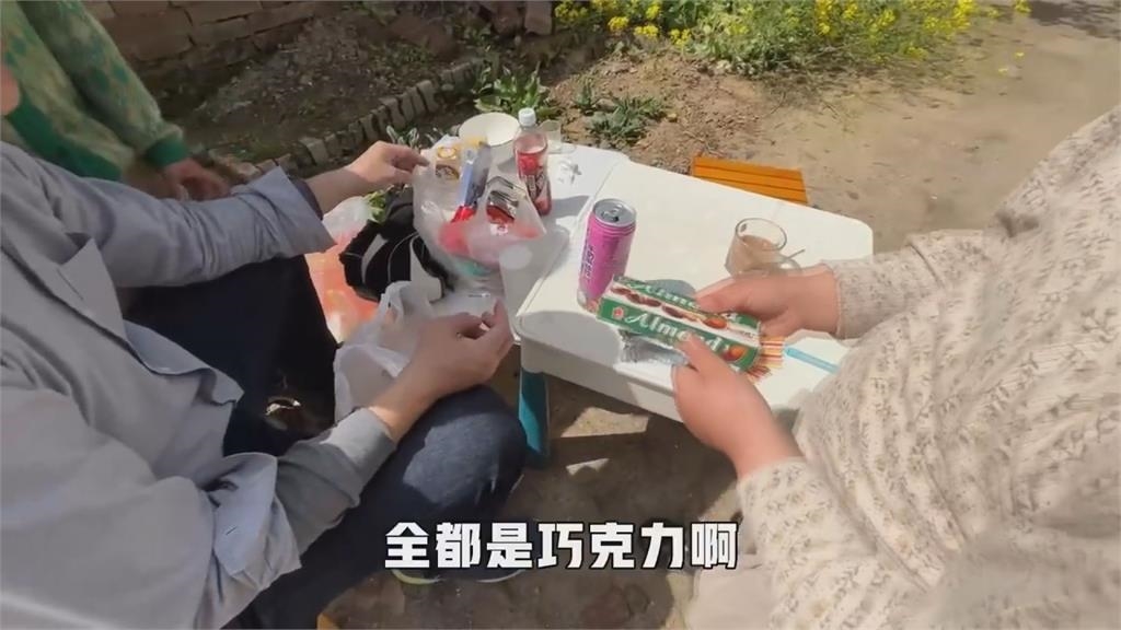 捨不得吞下!中國童嚐鮮台灣零食 「叼果凍條亂甩」她笑:好像殭屍