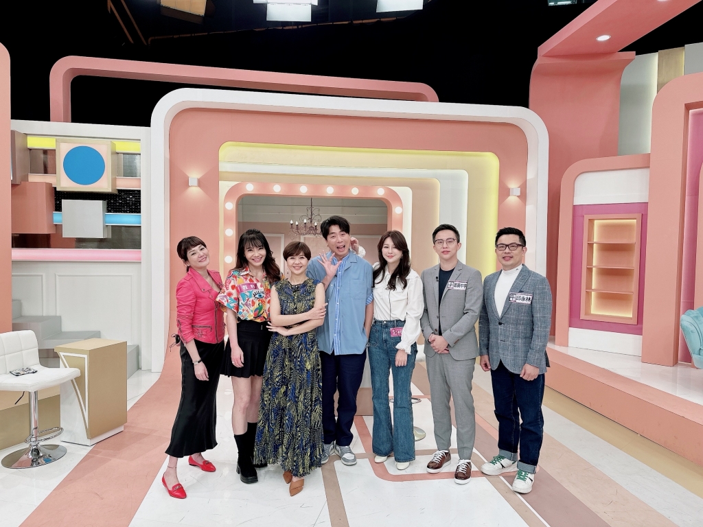 《姊妹亮起來》屈中恆用香奈爾紙袋放太陽眼鏡送Ｖicky！Stacey的母親節禮物竟是體重計！