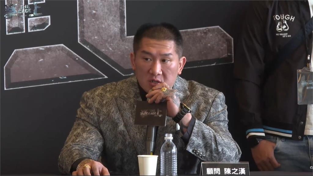 館長現身拳賽記者會！Toyz現場送他「戰組Tee」網嚇壞：爺爺變臉了