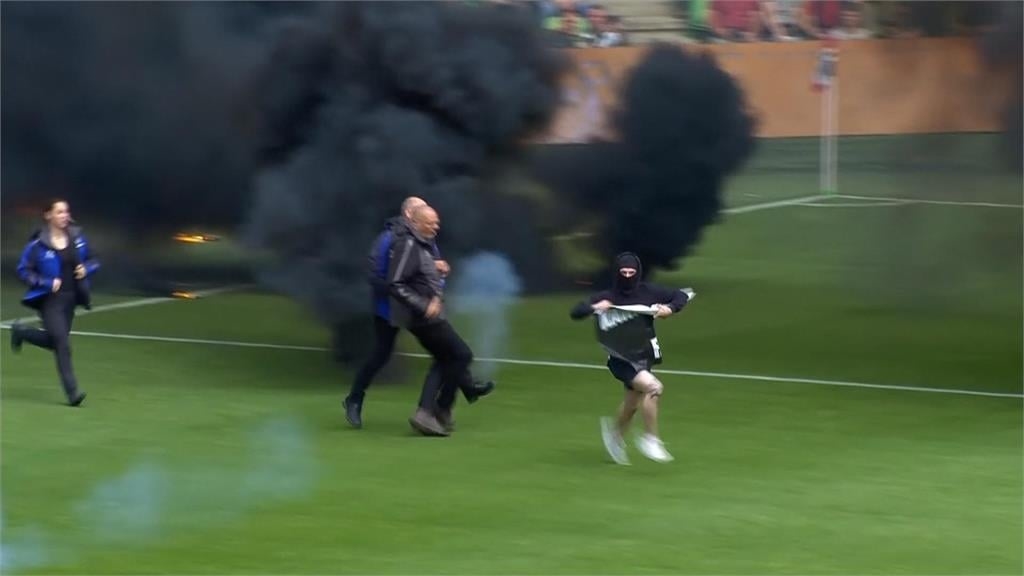 戰績差下季確定被降級　荷甲格羅寧根球迷丟煙霧彈抗議