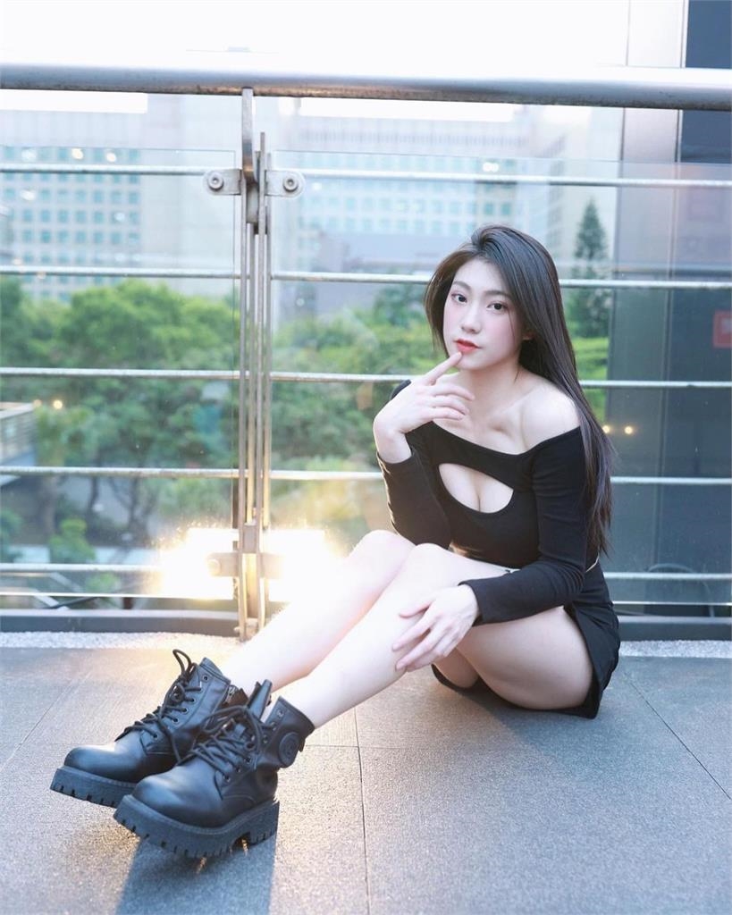 週一上班鬱卒感全沒了!啦啦隊女神「這裡中空」曬戀愛角度網暴動