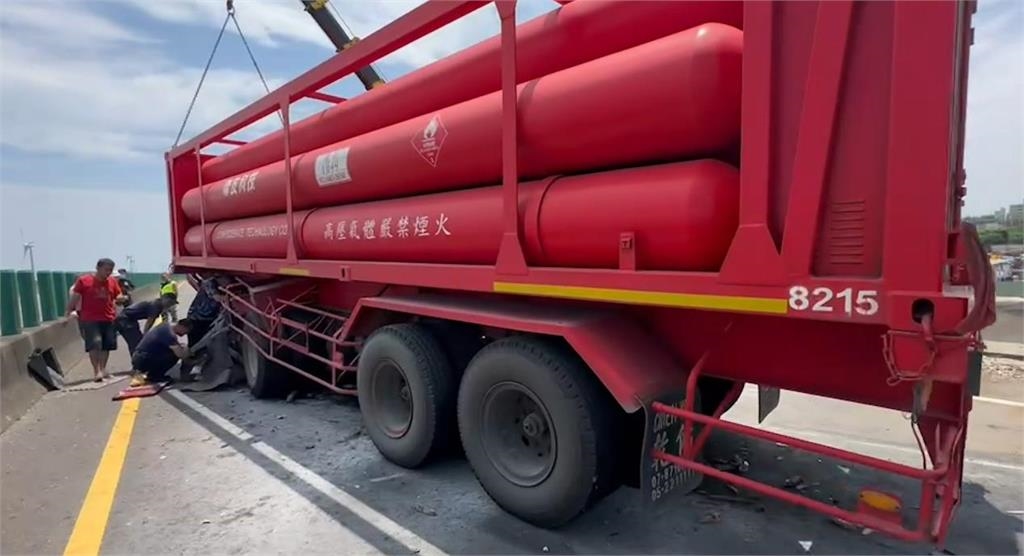 快新聞／台61線39.4公里處爆重大車禍　高壓氣體槽車對撞起重吊車