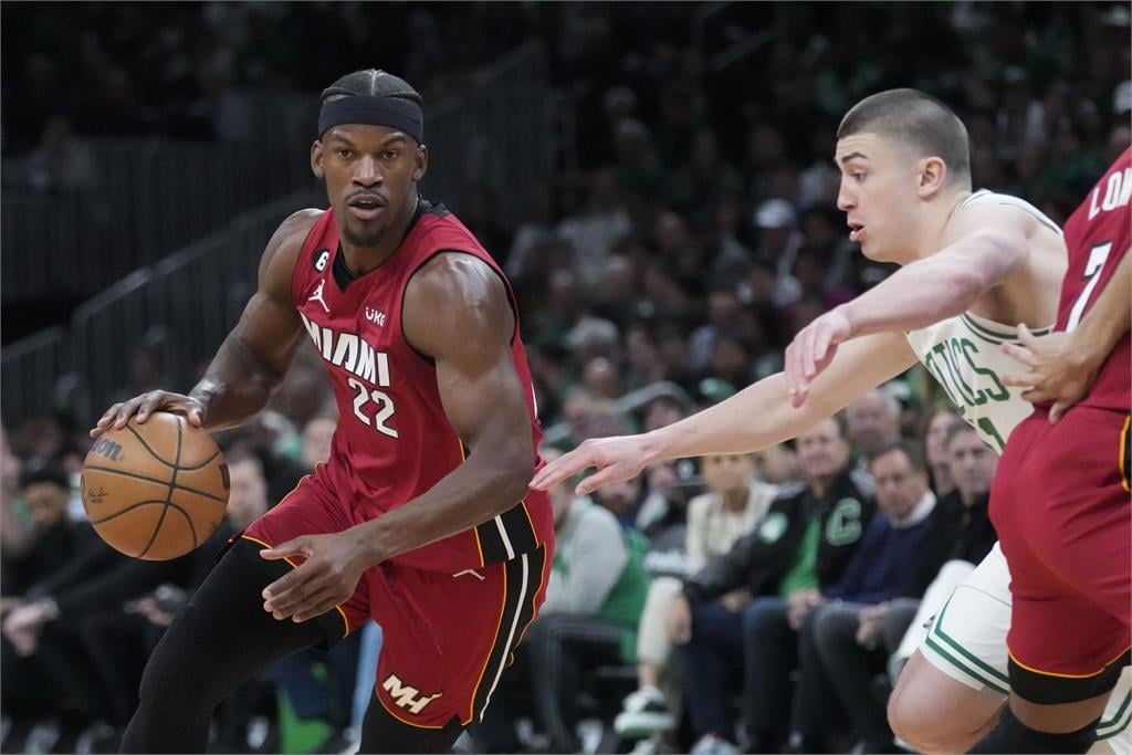 NBA/真.超級球商!羅賓森空中妙砸隊友頭「調整出手」 網笑:助攻+1