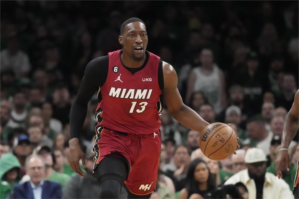 NBA/真.超級球商!羅賓森空中妙砸隊友頭「調整出手」 網笑:助攻+1