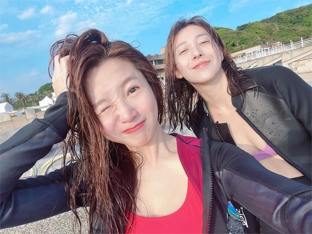 郭書瑤海邊戲水放送清涼!「U型泳衣+嫵媚濕髮」網暈:漂亮女神