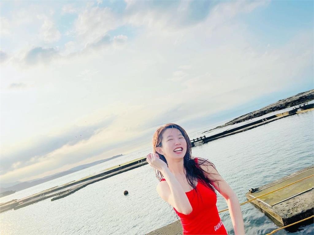 郭書瑤海邊戲水放送清涼!「U型泳衣+嫵媚濕髮」網暈:漂亮女神