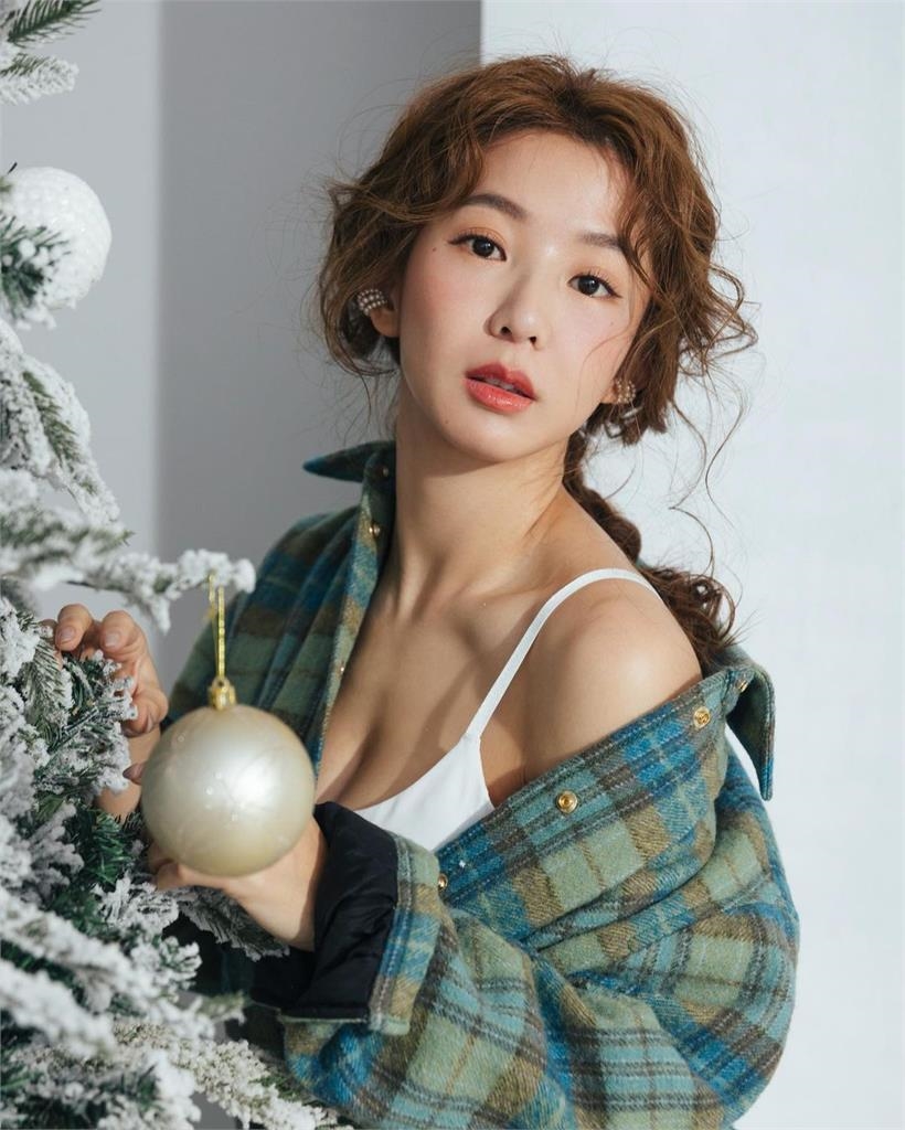 郭書瑤海邊戲水放送清涼!「U型泳衣+嫵媚濕髮」網暈:漂亮女神