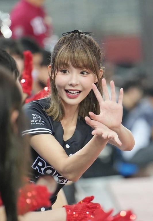 「最正啦啦隊」送夏日福利!手一抬比基尼「急速下滑」44萬粉瘋看