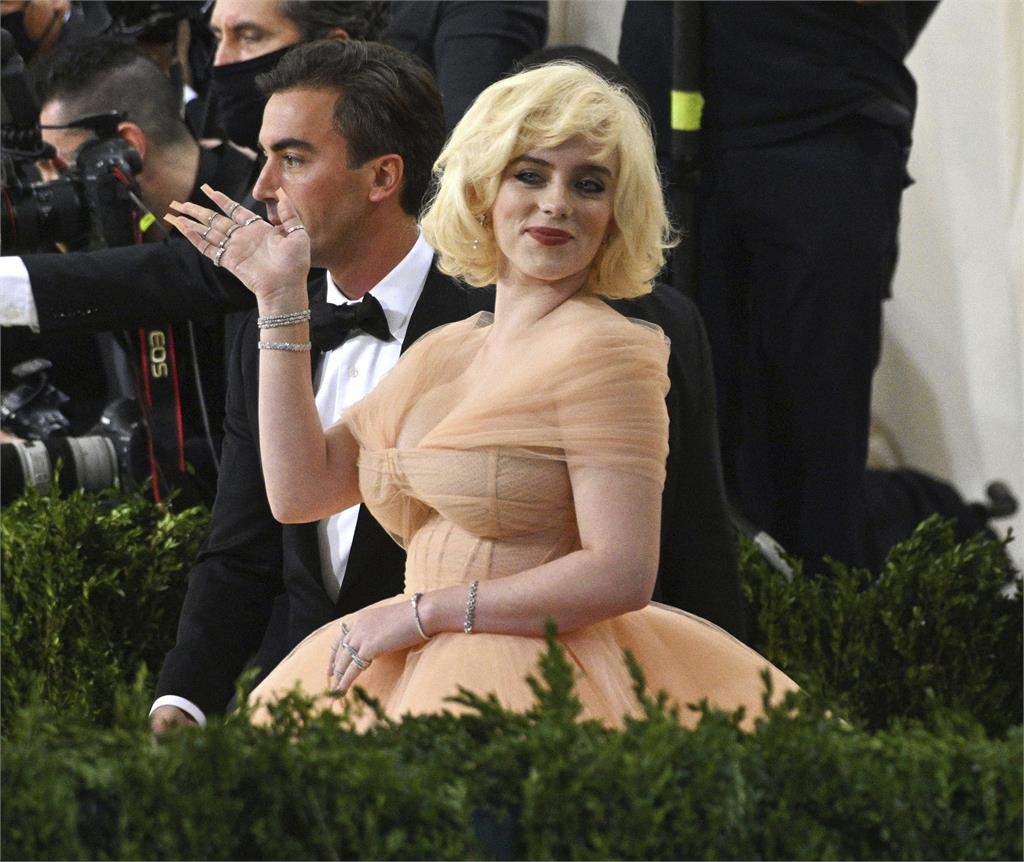 怪奇比莉恢單！與差11歲樂團主唱男友「熱戀7個月」分手　經紀人證實了