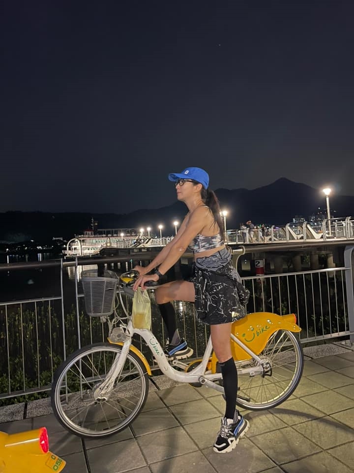 方文琳夜騎全身濕「只剩BRA」!57歲真面目同框校花女兒網驚:姊妹