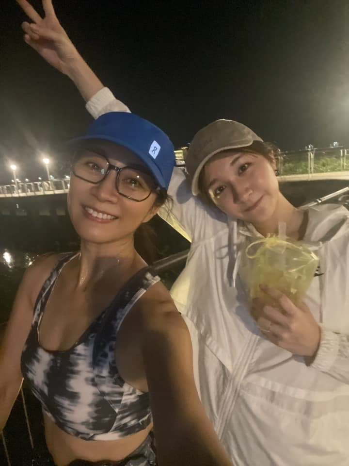 方文琳夜騎全身濕「只剩BRA」!57歲真面目同框校花女兒網驚:姊妹