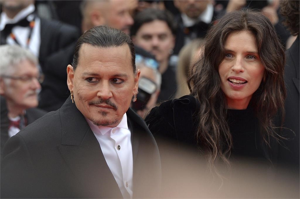 強尼戴普帥臉「膨風發酵」佔滿螢幕!紅毯原圖慘變「麵包超人」網嚇:認不出