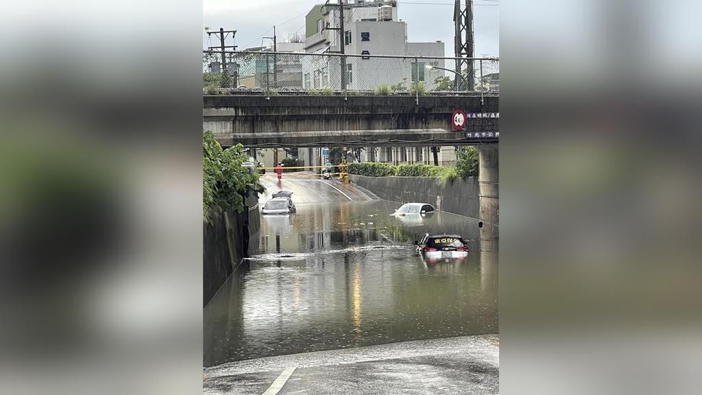 豪雨炸新竹！　竹北中和街地下道淹水「3車駛入險滅頂」